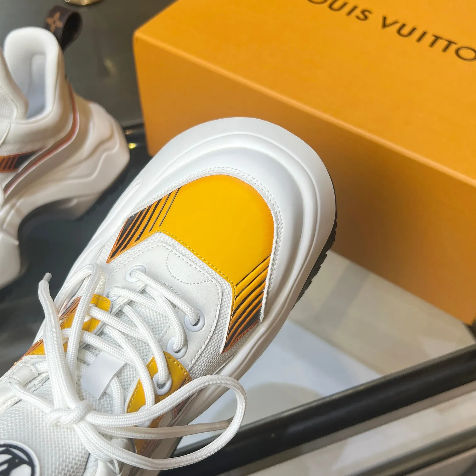 👟👟Ex-factory price 760👟👟 Nicolas Ghesquieye once again refined the design essence of LVArchlight sneakers to create LVArchlight2.0 platfrm sneakers. The combination of multiple technical materials, the wide outsole and the exaggerated tongue highlight the series' recognition, and the latter is marked with the LVCirCle logo 35-41